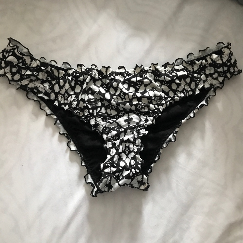 Black and White Ruffled Bikini Bottoms. Size M